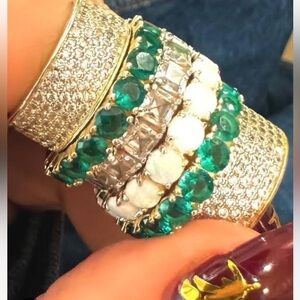 NWT Melinda Maria Grand Heiress Ring -
Gold/Emerald Diamondettes
Size: 4